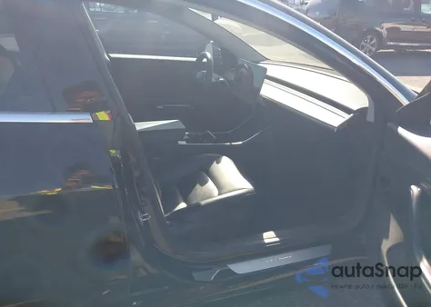 2018 Tesla Model 3 Long Range/Mid Range z USA, uszkodzony, nr VIN 5YJ3E1EA9JF020661